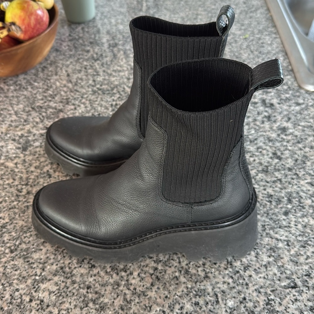 Dolce Vita Womens Hoven H2O Black Laceless Pull On Chelsea Boots Shoes NWT